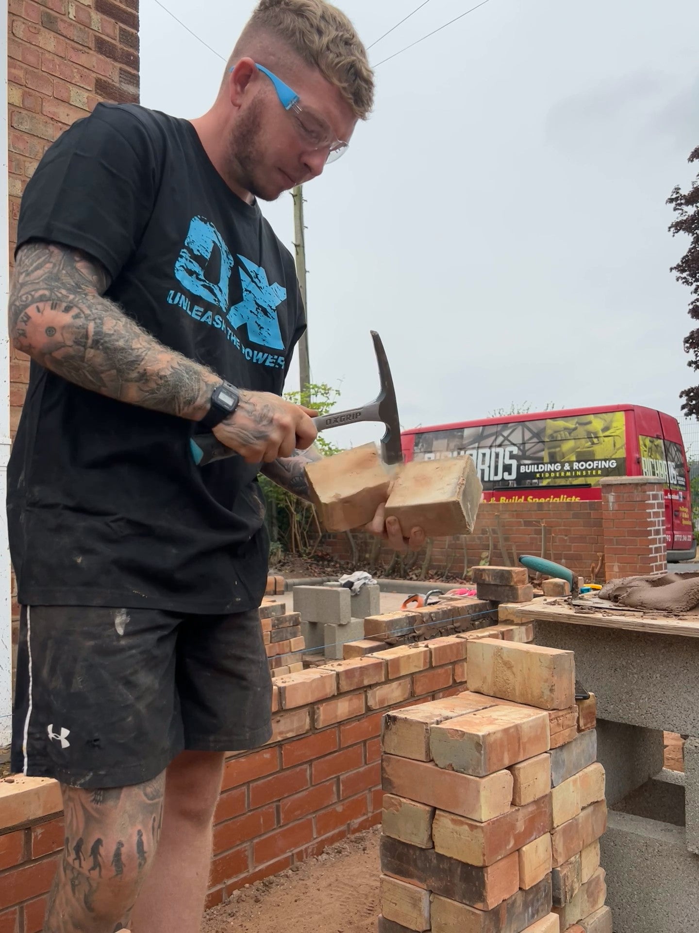Pro Brick Hammer | 24-Ounce / 680-Grams