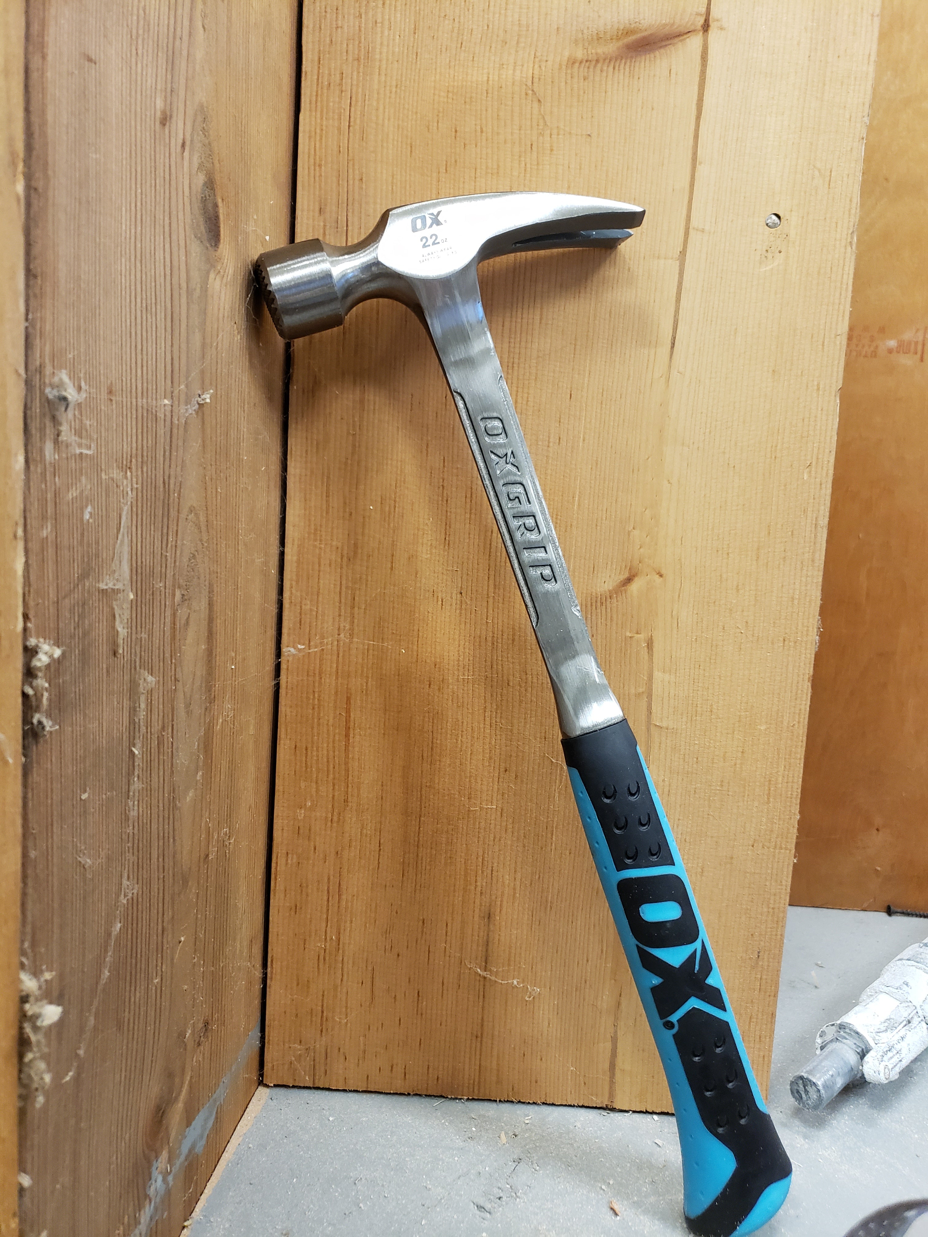 Pro Straight Claw Hammer | 20-Ounce / 560-Grams